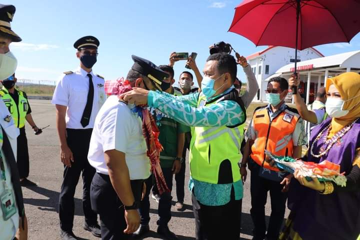 Terbang Perdana ke Selayar, Pesawat Citilink Disambut Pemkab Selayar   Selayar Sulsel - Maskapai Citilink melakukan penerbangan perdana ke Bandara H. Aroeppala Kabupaten Kepulauan Selayar, Sulwesi Selatan, Jumat siang (18/9/2020).   Pesawat ATR 72-600 dengan kapasitas 70 seat dan free bagasi 10 kg ini, terbang dari Bandara Sultan Hasanuddin Makassar Sulawesi Selatan dan landing di Bandara H. Aroeppala Selayar, sekitar pukul 15.00 wita .   Maskapai penerbangan dari anak perusahaan Garuda Indonesia ini, akan terbang tiga kali seminggu, yakni setiap hari Senin, Rabu dan Jumat.   Demikian diungkapkan Station Manager Citilink, Irfan Wahyudi.    Kedatangan pesawat Citilink tersebut disambut oleh Bupati Kepulauan Selayar yang diwakili oleh Asisten Pemerintahan Drs. Suardi didampingi oleh Kabag Humas dan Protokol, Siti Rahmania, S.H., bersama Kepala Bandara H. Aroeppala.   Hal tersebut ditandai dengan pengalungan pita kepada pilot dan co-pilot Citilink.   Sejalan dengan beroperasinya Citilink, sejauh ini sudah ada dua maskapai yang melayani rute penerbangan Makassar-Selayar dan sebaliknya. Bahkan Maskapai Wings Air yang yang telah lebih dulu melayani rute tersebut sudah terbang tiap hari. (IL/BSS) 