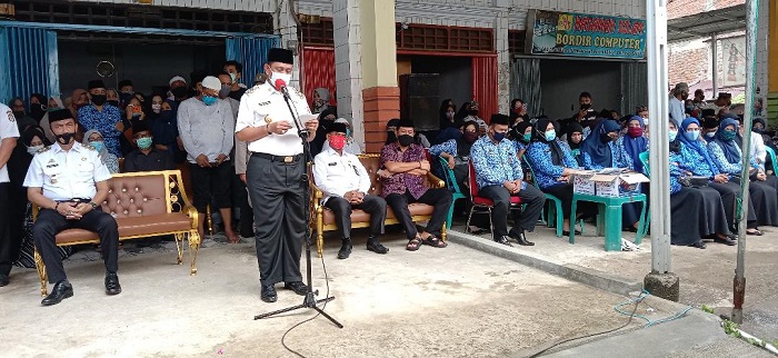 Bupati Wajo H. Amran Mahmud memberikan sambutan dalam acara pelepasan jenasah mantan Ketua PWI Wajo, Drs. HM Baru.