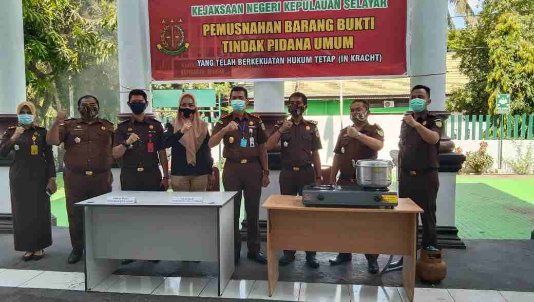 Kejari dan Satnarkoba Kepulauan Selayar Musnahkan Barang Bukti Sabu dan Kosmetik