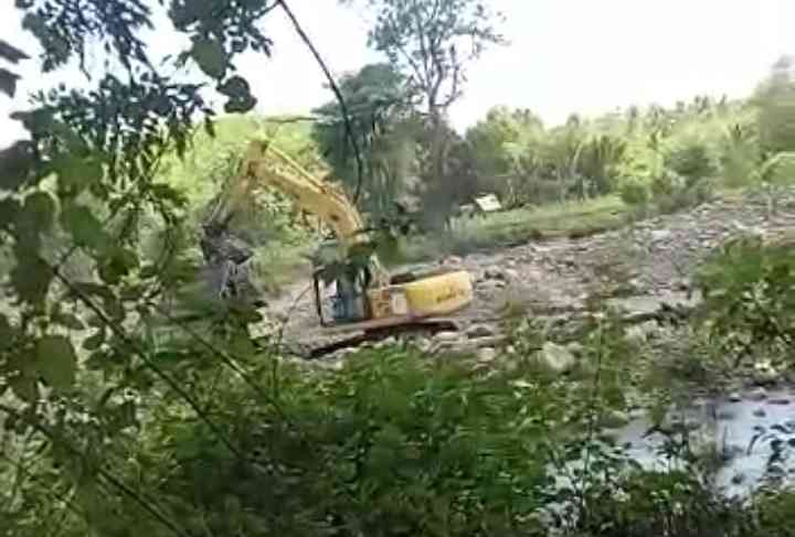 Tangkapan layar pada video eskavator yang sedang beroperasi mengeruk pasir/batu di Sungai Balantieng, Desa Swatani, Kecamatan Rilau Ale, Kabupaten Bulukumba. 