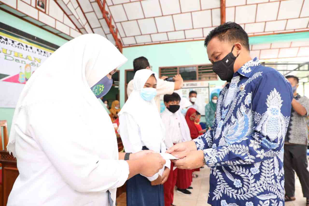 Desa Labbo Serahkan Beasiswa Pelajar, Bupati Bantaeng: Pembangunan SDM Seutuhnya