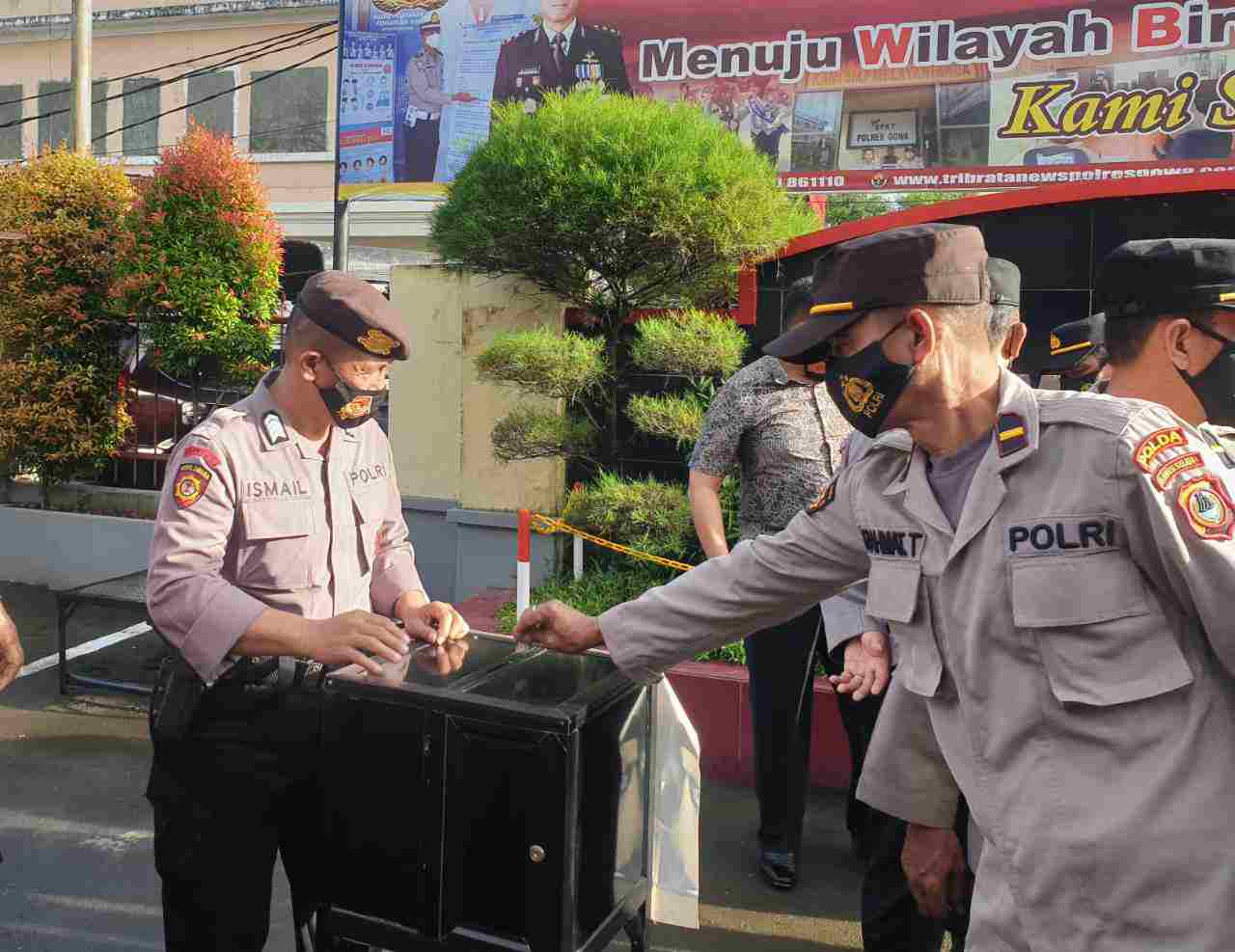 Usai Apel Pagi, Personil Polres Gowa Rutin Mengisi Kotak Amal