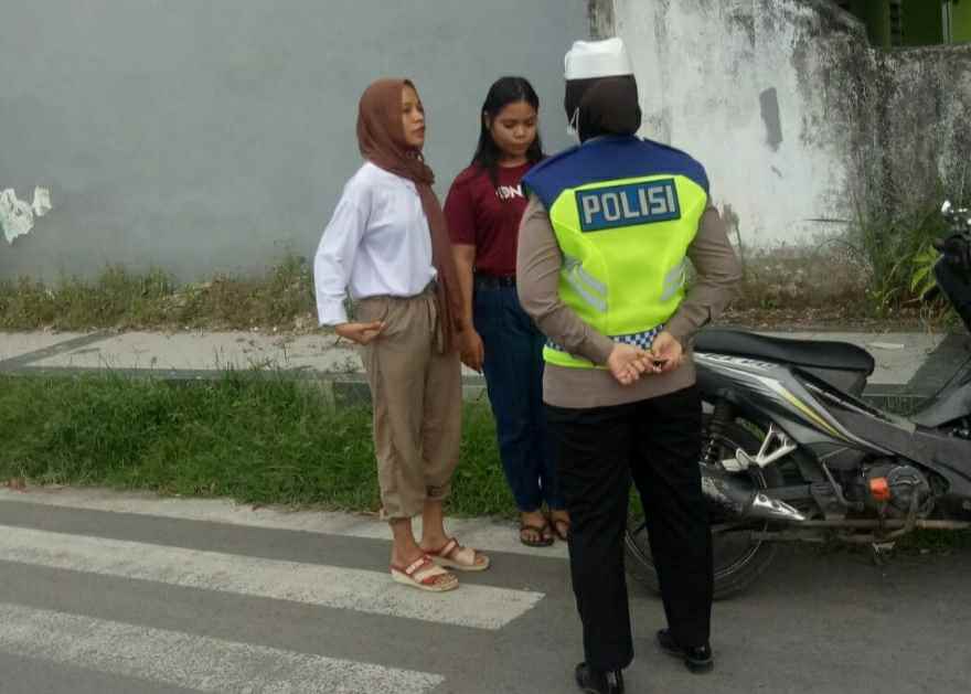 Satlantas Polres Bulukumba Tegur Pengendara yang tak Pakai Helm dan Masker