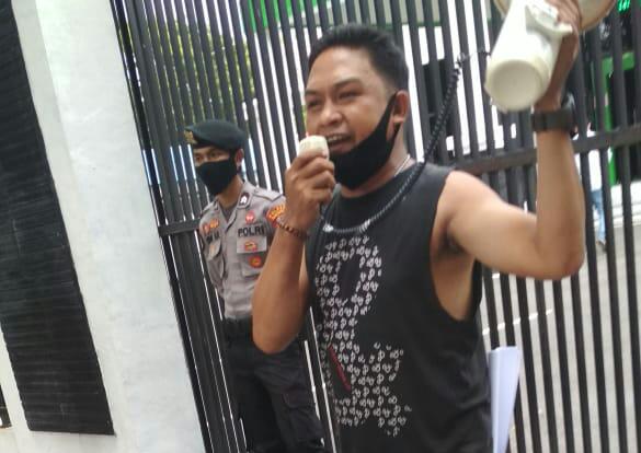 Yudha Jaya saat aksi dan orasi didepan Kantor Kejaksaan Bantaeng