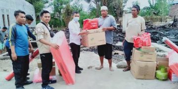 Kepala Dinas Sosial Bantaeng didampingi Tagana serahkan bantuan kepada korban kebakaran di Desa Pa'jukukqng Bantaeng
