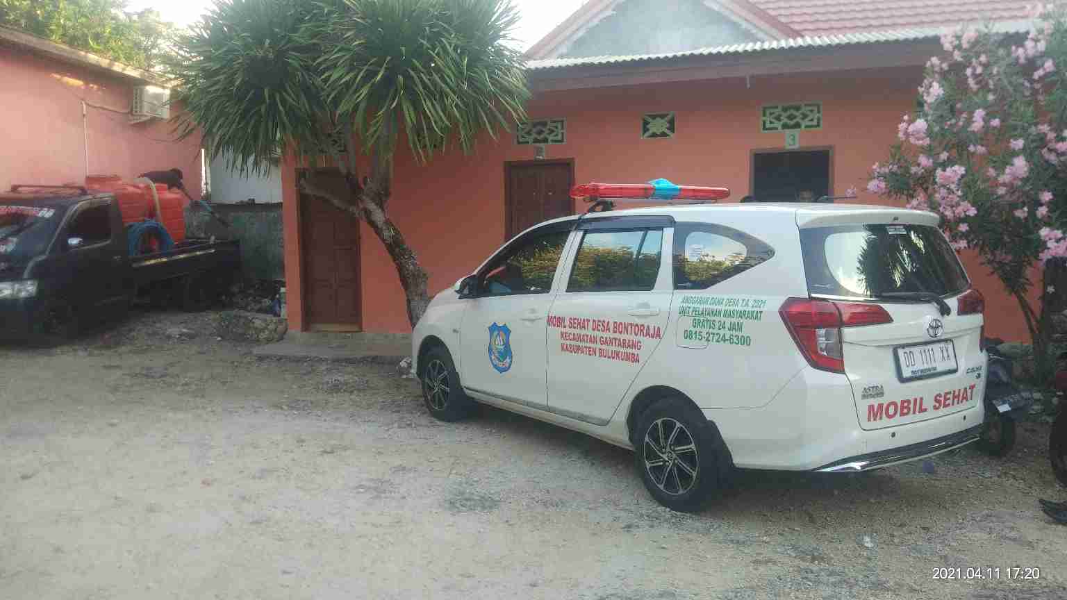 Mobil Sehat Desa Bontoraja Kecamatan Gantarang, Bulukumba, ditemukan parkir di area wisata Bira. (foto: heri)