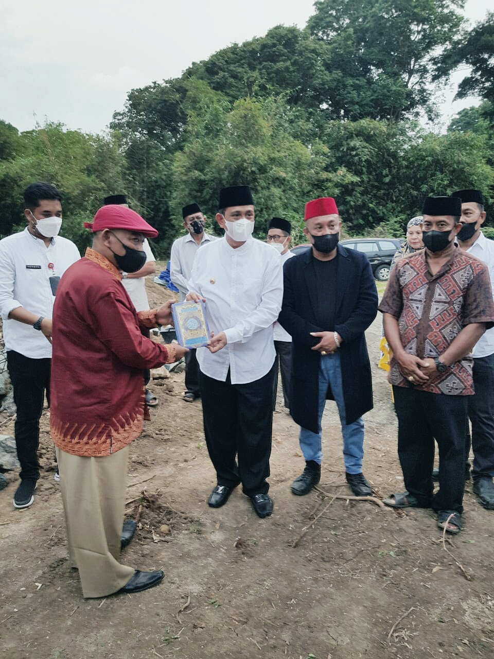 Penyerahan Al-Qur'an ke Bupati Wajo disela-sela acara peletakan batu pertama pembangunan Masjid Ka'bah Milik Allah Sang Pembela