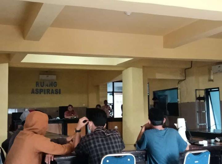 Para pengunjuk rasa saat diterima di gedung DPRD Bulukumba