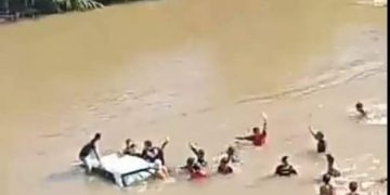 Mobil Pemudik Terjun ke Sungai 3 Penumpang Tewas Terbawa Arus