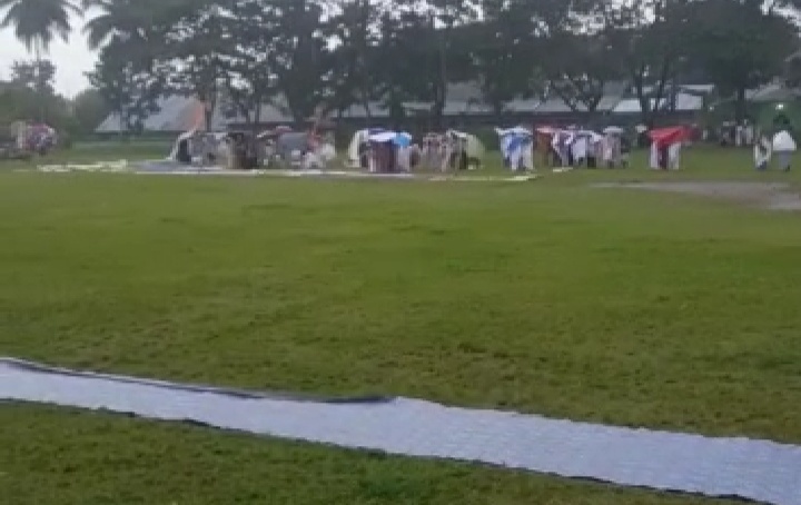 Suasana lapangan Desa Bontomanai, Kecamatan Rilau Ale, Bulukumba, sesaat sebelum shalat idul fitri 1442 H dimulai. 