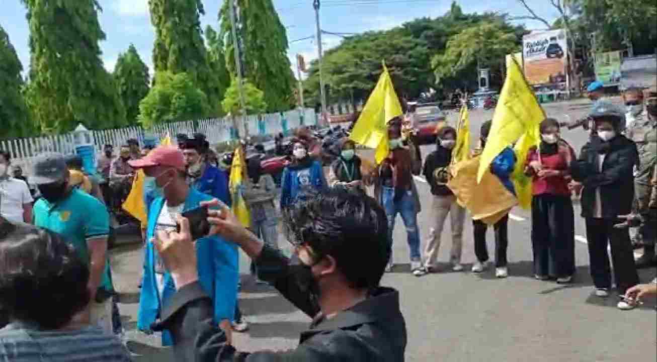 Tangkapan layar pada video bupati tendang ban yang viral di media sosial. 