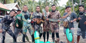 Komunitas Penyelam Tangkap Ikan Segar untuk Prajurit TMMD Ke 111 Kepulauan Selayar
