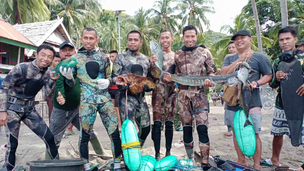 Komunitas Penyelam Tangkap Ikan Segar untuk Prajurit TMMD Ke 111 Kepulauan Selayar