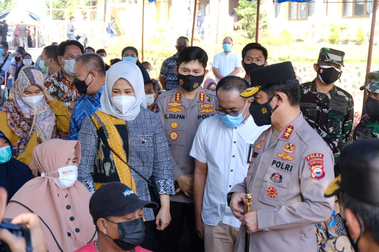 Polda Sulsel menggelar vaksinasi tahap kedua di Asrama Haji Sudiang Makassar, Pelaksanaan Vaksinasi Tahap II juga serentak di laksanakan di seluruh Polres jajaran Polda Sulsel sebagai upaya menekan angka kasus COVID-19, Sabtu (24/07/2021).