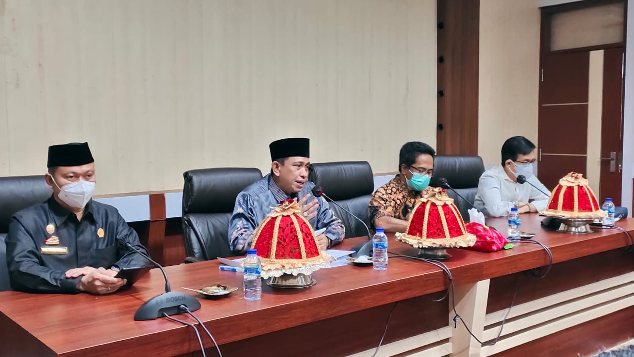 Ketua DPRD Wajo H. Andi Muh. Alauddin Palaguna bersama Bupati Wajo Dr. H. Amran Mahmud.