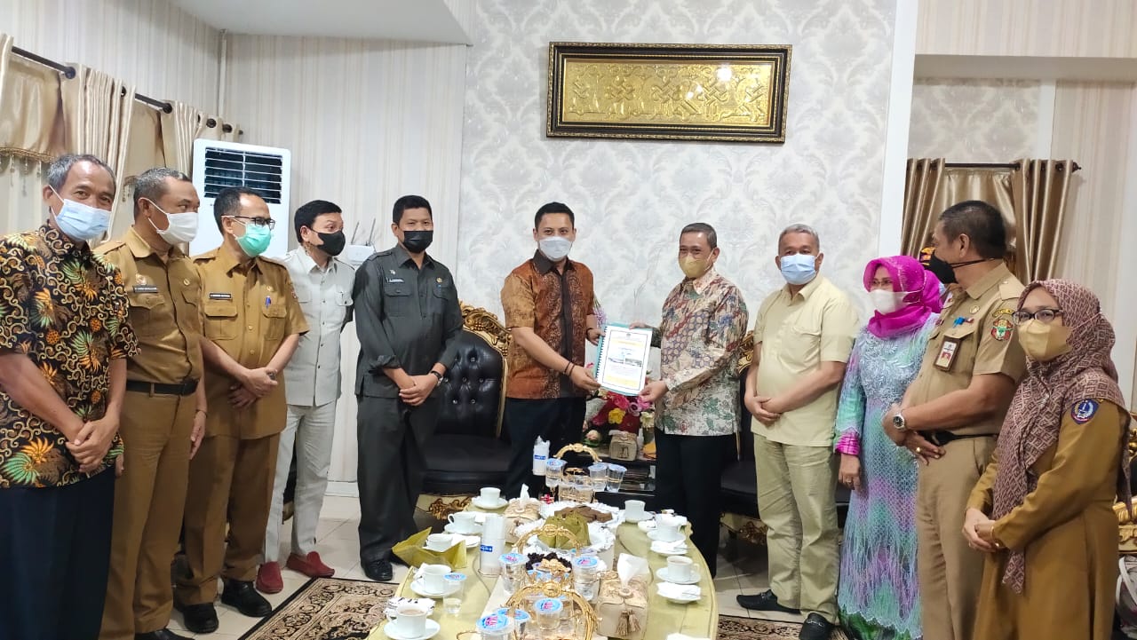 Bupati Wajo, H. Amran Mahmud bersama anggota DPR RI, Andi Iwan Darmawan Aras dan Wakil Ketua DPRD Wajo, Firmansyah Perkesi bersama kolega lainnya.