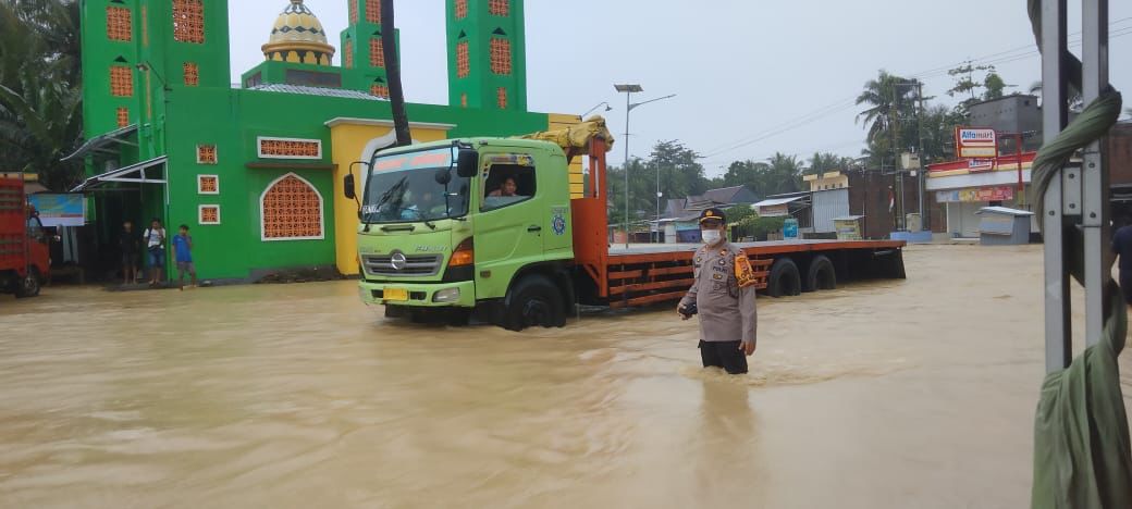 Curah hujan yang tinggi mengakibatkan banjir di sejumlah ruas jalan di kota Sengkang, Sabtu, 28 Agustus 2021.