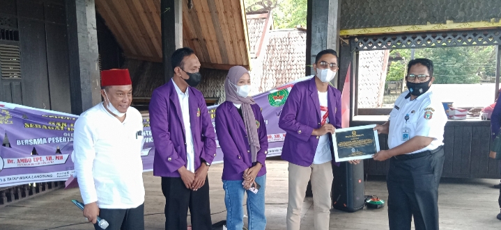 Ketua KKL-P STIE-STIH Lamaddukelleng Sengkang, Drs. Sudirman Sabang, M.H. dan Ketua YLBH Kenustra, Dr. Ambo Upe, S.H., M.H., saat memberikan piagam kepada peserta penyuluhan bantuan hukum (prd)