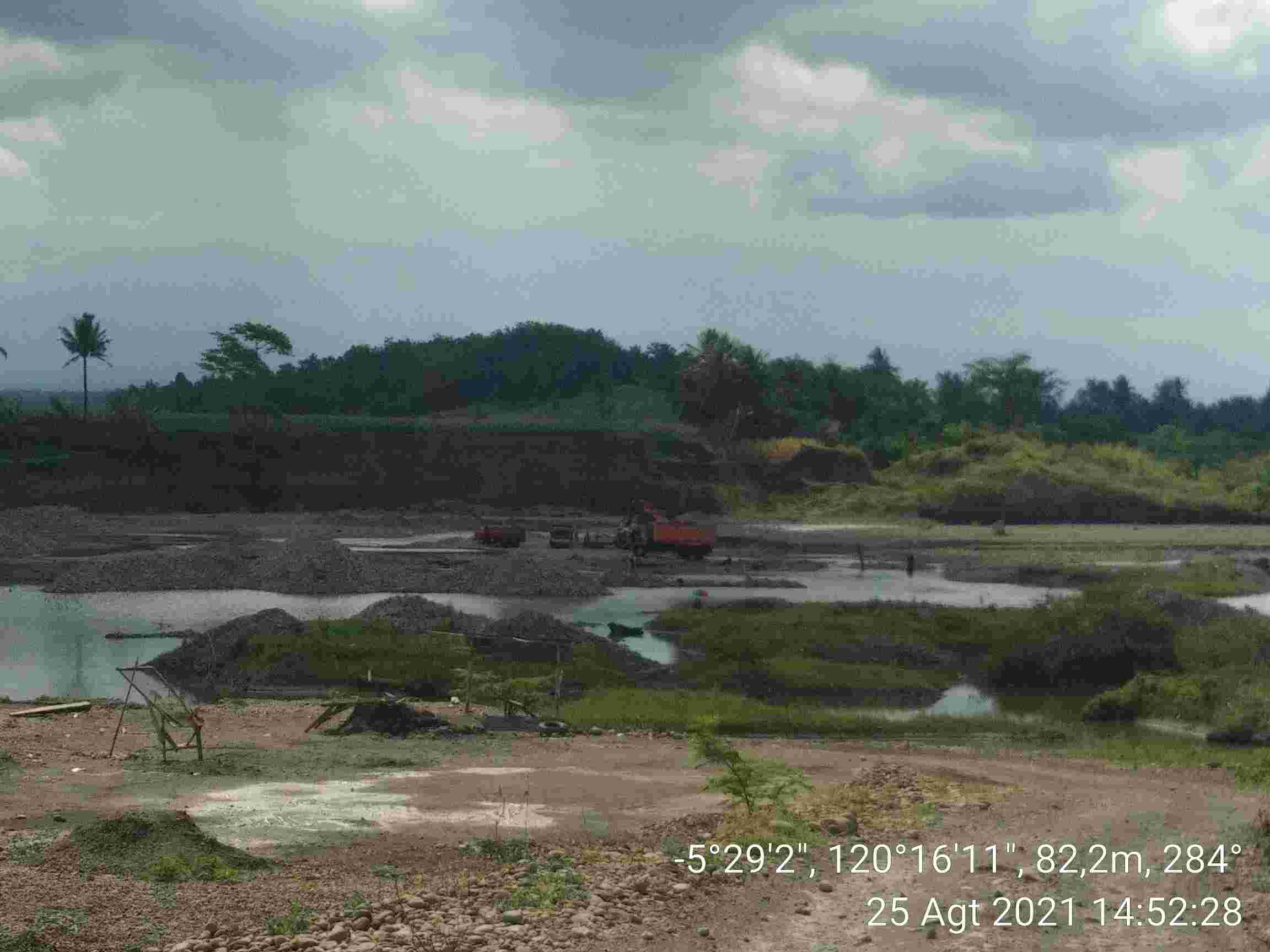 Aktifitas tambang yang diduga ilegal di Bontorita, Desa Balong Kecamatan Ujung Loe, Bulukumba, (foto: beritasulsel.com, 25/8/21)