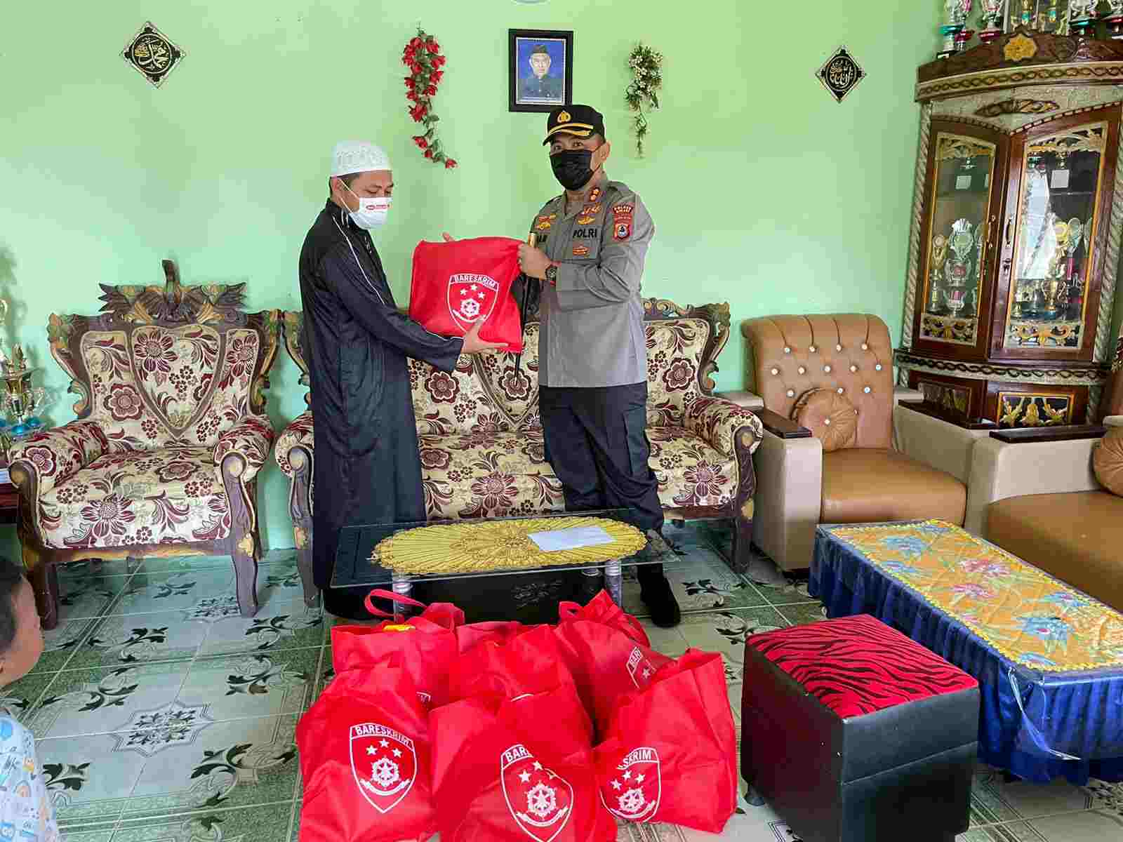 Kapolres Sinjai Kunjungi dan Beri Bantuan Pondok Pesantren Nurul Jibal