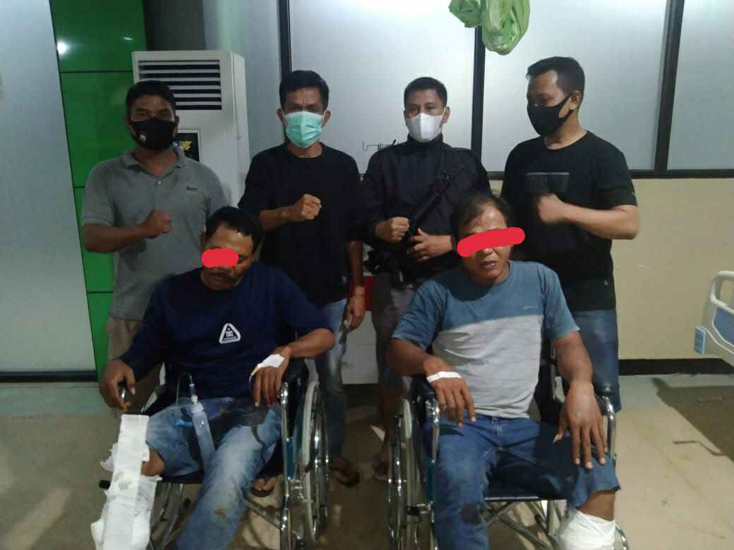 Kedua terduga pelaku usai diberi tindakan medis