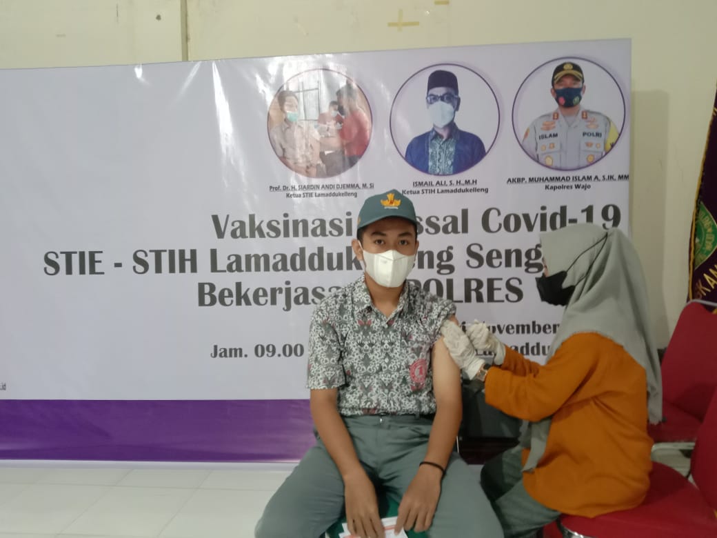 Vaksinasi massal Covid-19 STIE-STIH Lamaddukelleng Sengkang bekerjasama dengan Polres Wajo.(ist)