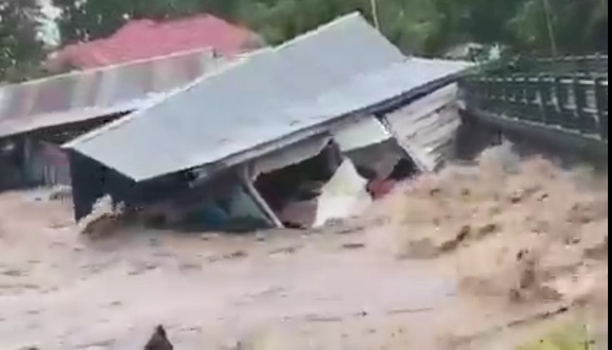 Soppeng Diterjang Banjir, 2 Unit Rumah Hanyut Terbawa Air, ini Videonya (tangkapan layar dari video yang viral)