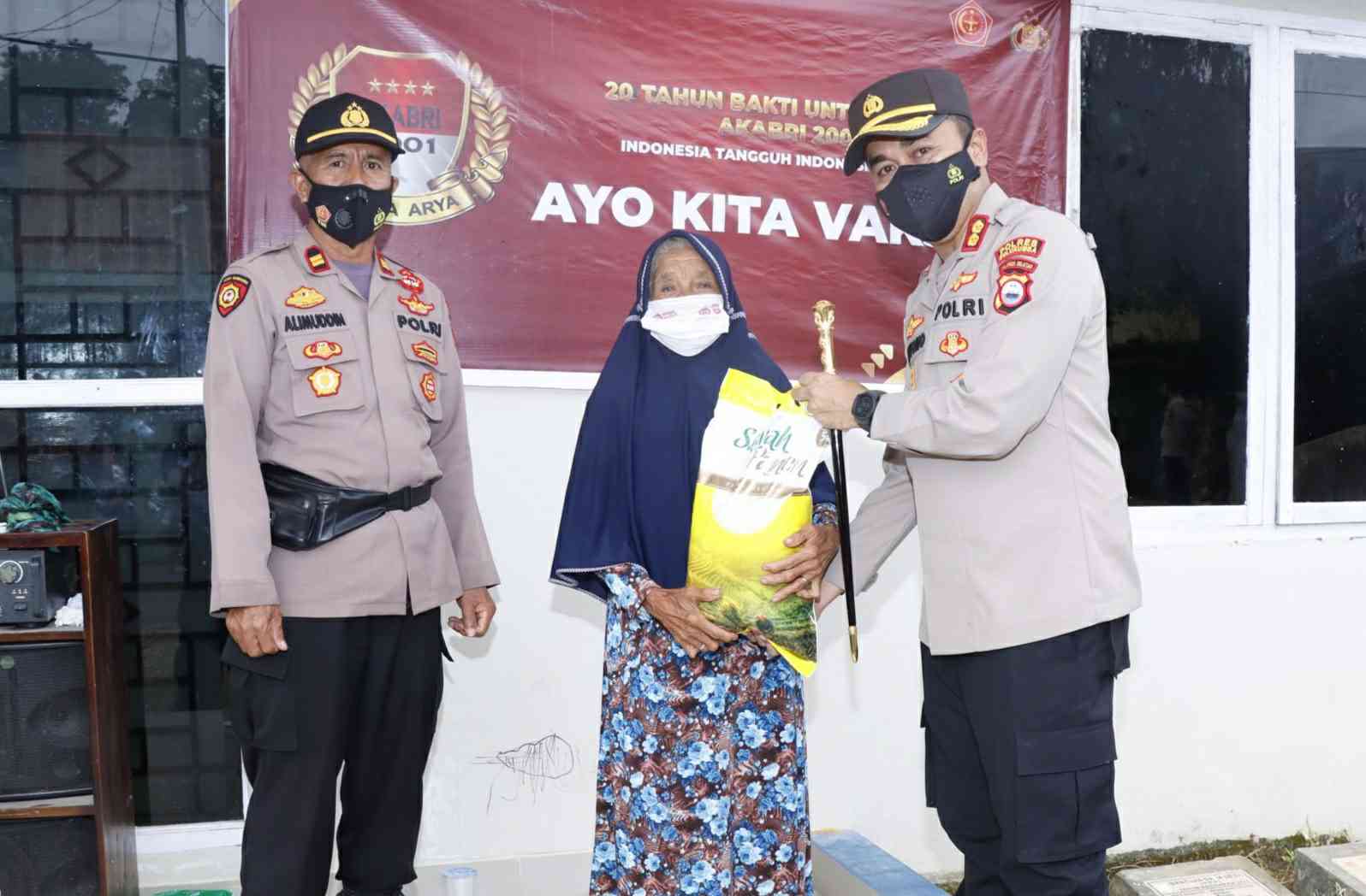 Usai Divaksin, Warga Bulukumba Diberi 1 Karung Beras dari Kapolres