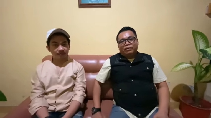 Eril Cikas (kiri) didampingi anggota DPRD Kabupaten Bulukumba. (foto: Tangkapan layar pada video permintaanaaf Eril Cikas)