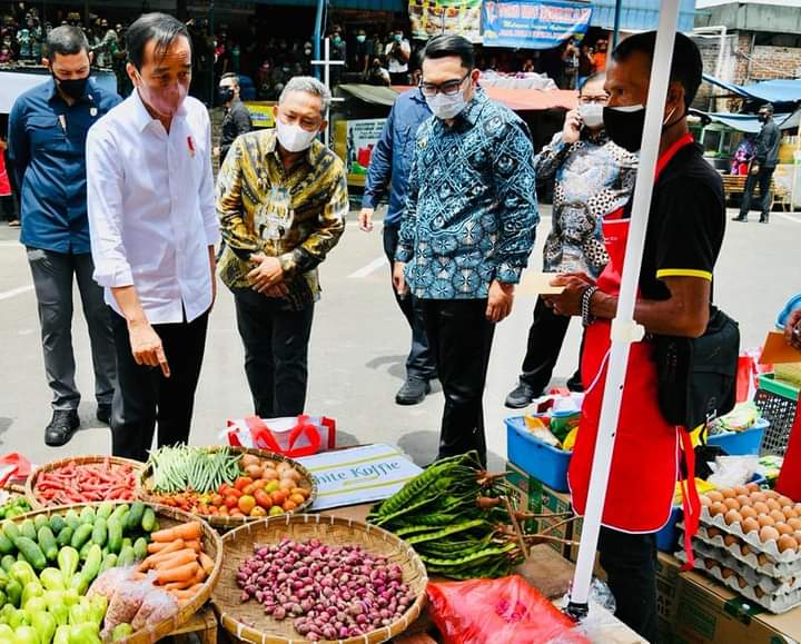 Dapat Bantuan Rp1,2 Juta dari Jokowi, Pedagang: Semoga Bapak Panjang Umur 