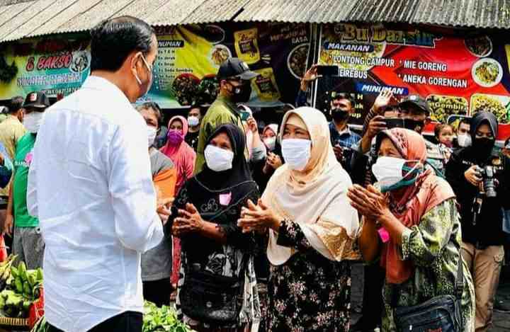 Serahkan Bantuan Tunai ke Pedagang di Jateng, Jokowi: ini Untuk Tambahan Modal ya, Jangan Lupa Pakai Masker ya