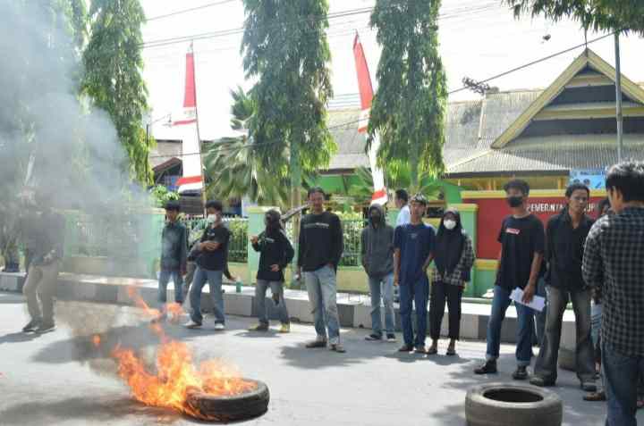 ASATU saat aksi di depan Kantor Inspektorat Bulukumba beberapa hari lalu. (foto: BSS)