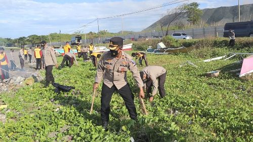 Kapolres Bantaeng Andi Kumara pimpin personilnya melakukan kegiatan Jumat Bersih di sepanjang pesisir pantai Pajukukang