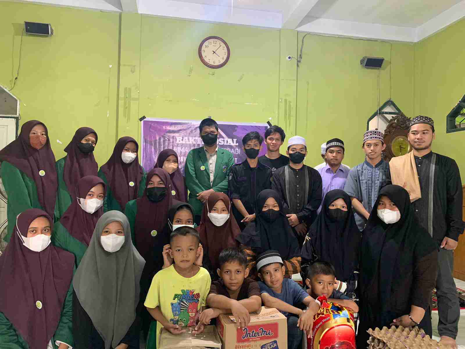 HIMAKESMAS FKM UMI Gelar Bakti Sosial Bagi bagi Sembako dan Santuni Anak Yatim