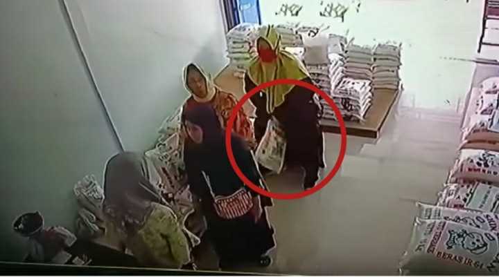 Emak-emak Curi Beras lalu Diselipkan di Selangkangan Terekam CCTV, ini Videonya