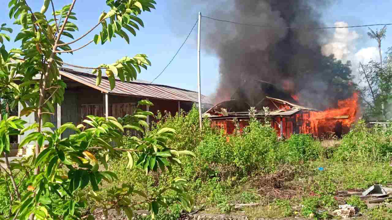 Rumah Milik Petani Rumput Laut di Kalumeme Bulukumba Terbakar