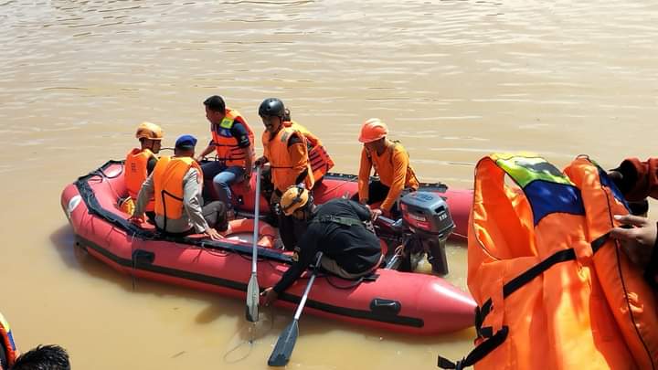 Kapal Berpenumpang 12 Orang Baku Tabrak di Sungai Pangkep, 1 Penumpang Hilang