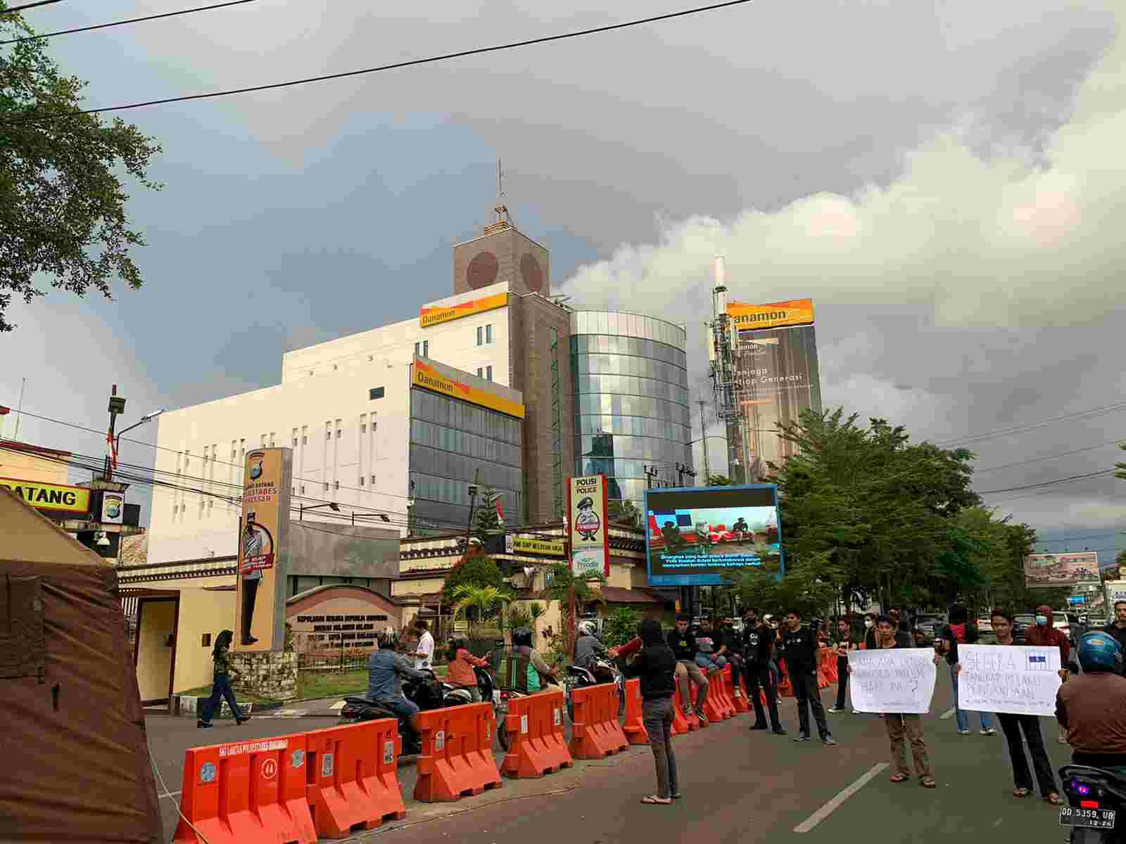 Aliansi Mahasiswa Peduli Demo di Depan Mapolrestabes Makassar, ini Tuntutannya