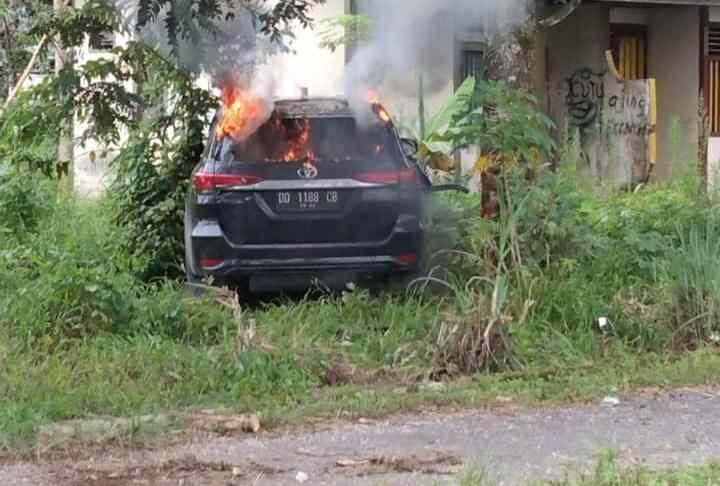 Mobil Fortuner Dibakar Warga Usai Tabrak 2 Orang Warga Hingga Tewas