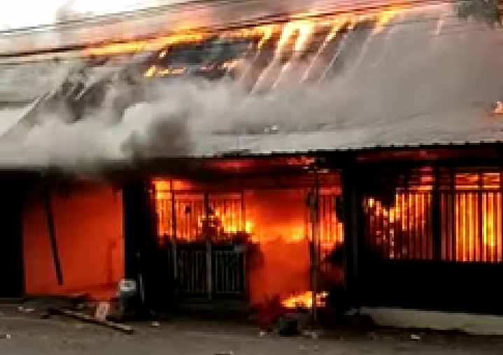 Tangkapan layar pada peristiwa Asrama Polisi jalan veteran makassar terbakar