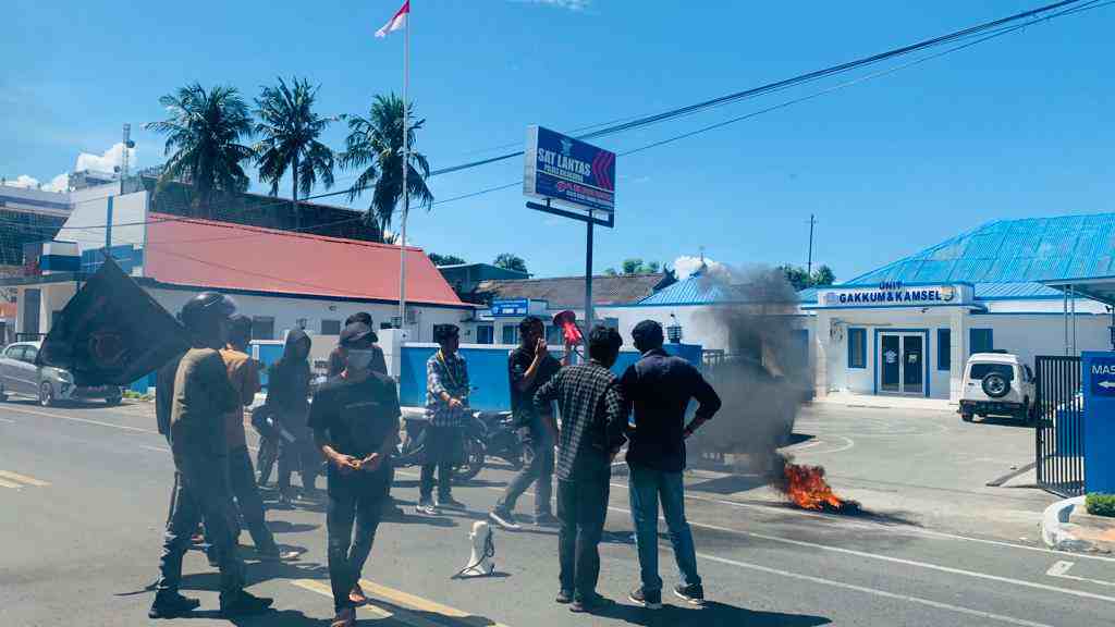 Asatu bersama beberapa lainnya sedang aksi di depan Kantor Satlantas Polres Bulukumba, Rabu 25 Mei 2022. (Foto: BSS) 