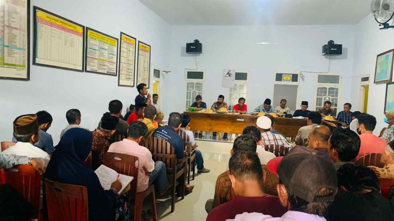 Rapat mediasi antara warga Desa Bulolohe Desa Batukaropa dengan pihak PT.Purnama di kantor desa Batukaropa, Kamis (26/5/22) (foto: BSS)