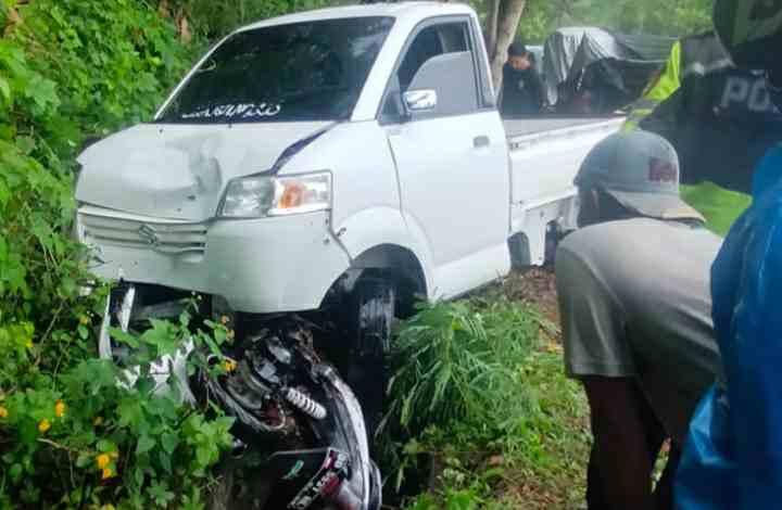 Mobil pick up bertabrakan dengam sepeda motor di Bijawang Bulukumba Jumat (27/5/22).