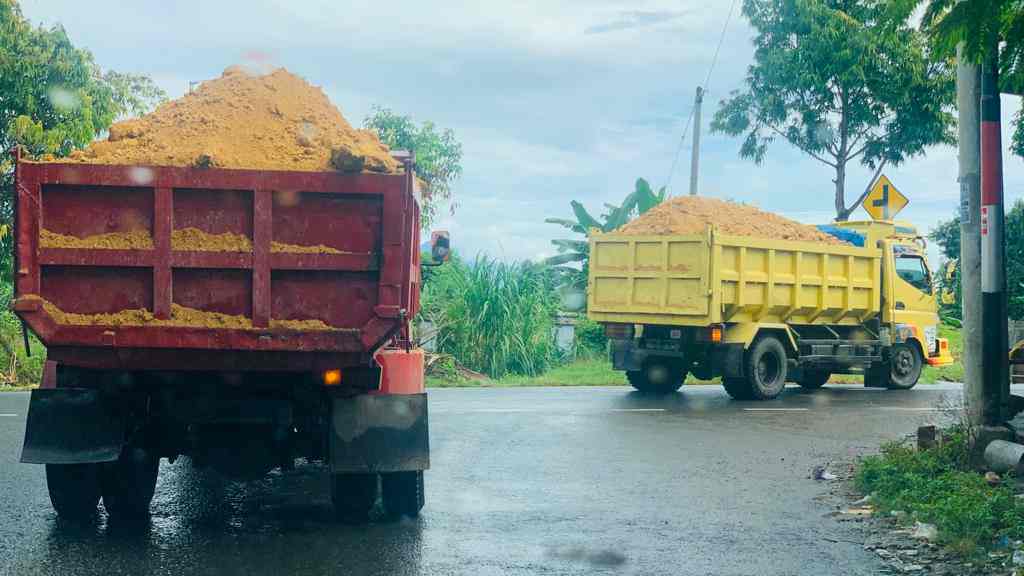 Truk pengangkut material tanah tanpa penutup melaju di jalan poros Tanete Bulukumba Sabtu 4 Juni 2022 (Foto: BSS)