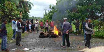Warga Desa Batukaropa Tutup Akses ke Sungai Balantieng, Tolak PT. Purnama Menambang