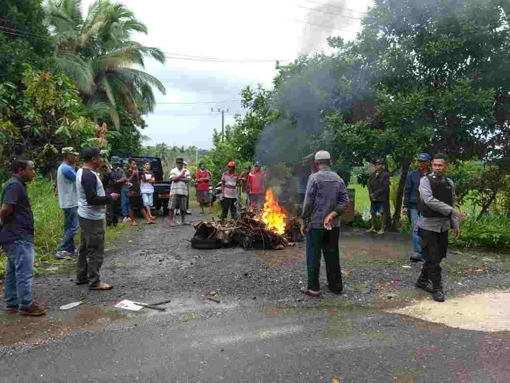 Warga Desa Batukaropa Tutup Akses ke Sungai Balantieng, Tolak PT. Purnama Menambang