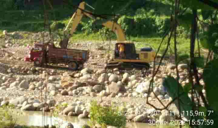 Eskavator sedang menaikkan material ke dump truk di Sungai Balantieng di Desa Swatani Kecamatan Rilau Ale, Bulukumba, 30 Mei 2022 (foto: BSS)