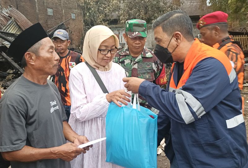 Comdev PT Huadi, Andi Rezky Darmawan memberikan bantuan kepada warga Kelurahan Letta (korban kebakaran).