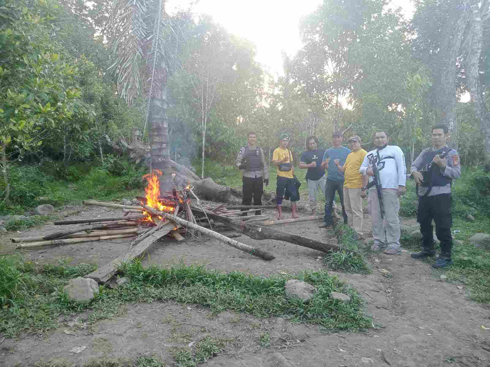 Polisi bakar arena judo sabung ayam di desa Anrang, Kecamatan Rilau Ale, Bulukumba, Rabu (10/8/22)
