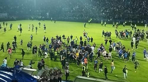 Laga Arema FC vs Persebaya Surabaya di Stadion Kanjuruhan Ricuh, 127 Orang Dilaporkan Tewas. (foto: istimewa)